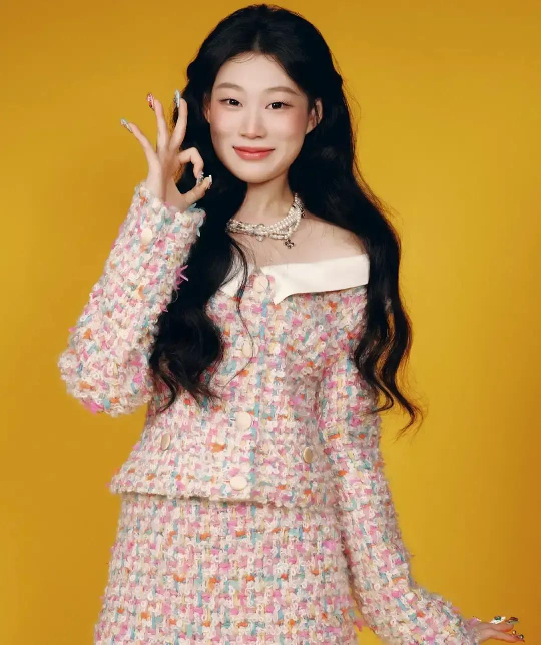 沈佳润直接顶着素颜上了VOGUE封面，连黑眼圈都没遮。我刷到图第一眼愣是没认出