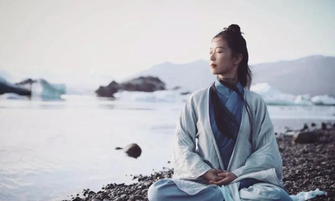 在两性婚姻关系中，女性一定要秉持着打得过就打，打不过就加入的原则。前者是因