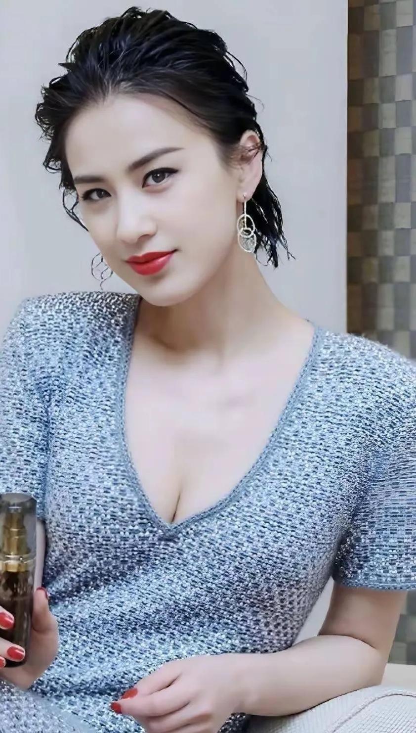 黄圣依估计这辈子都不会意识到，人生中最大的贵人是周星驰。她总觉得当年是杨子替