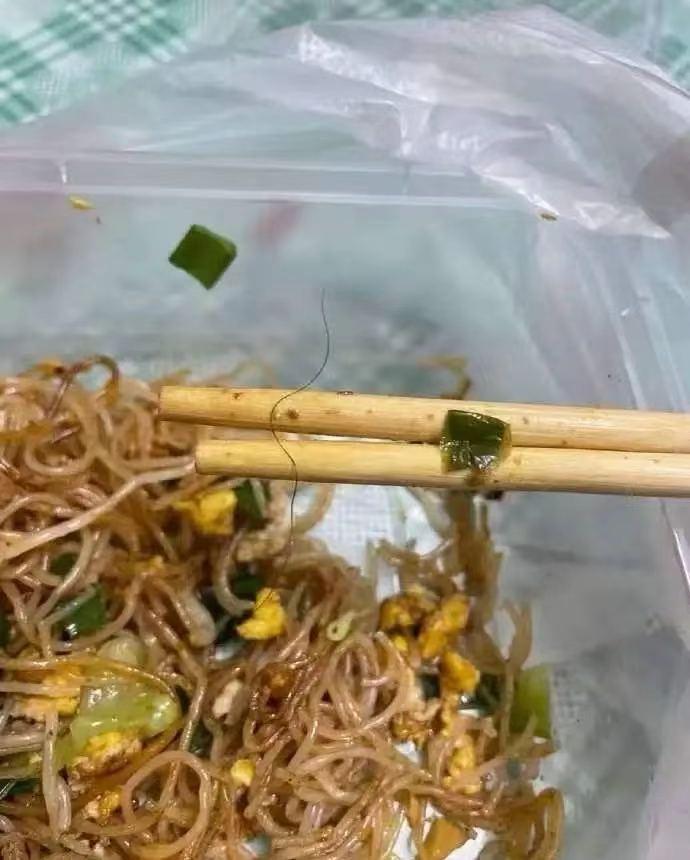 湖北武汉，女子在外卖里吃出一根卷曲毛发，要求店家赔偿1000元，被店家嘲讽想吃白