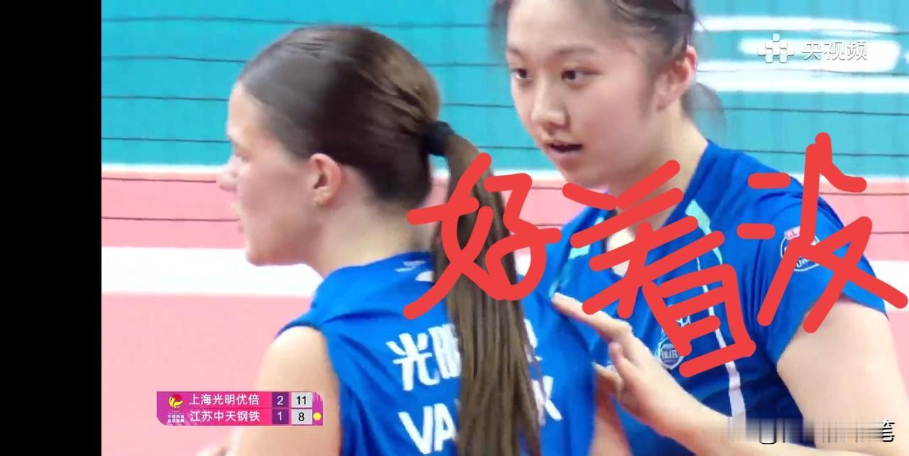 瞧，陈厚羽一边担心地望着范赖克，一边轻摸她的肩膀，生怕范赖克疼痛难忍[捂脸哭]原