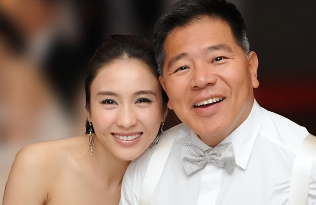 2007年，走投无路的黎姿，找到“百亿富豪”马廷强，可怜巴巴的想要借钱，谁知马廷