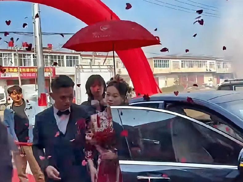 安徽怀远农村婚宴，1000元一桌的排面，城里五星级酒店都输了！五口大锅同时开