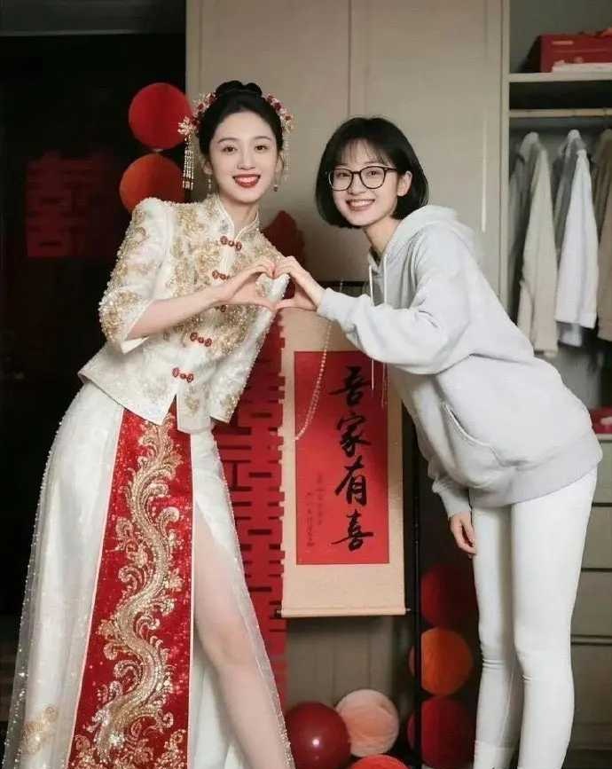 新娘确实漂亮，但我更喜欢戴眼镜那个​​​。