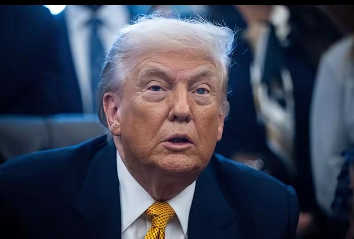 特朗普面对这39万亿的美债想出一个好办法，钱自己是还不上了，但是自己可以把这个债