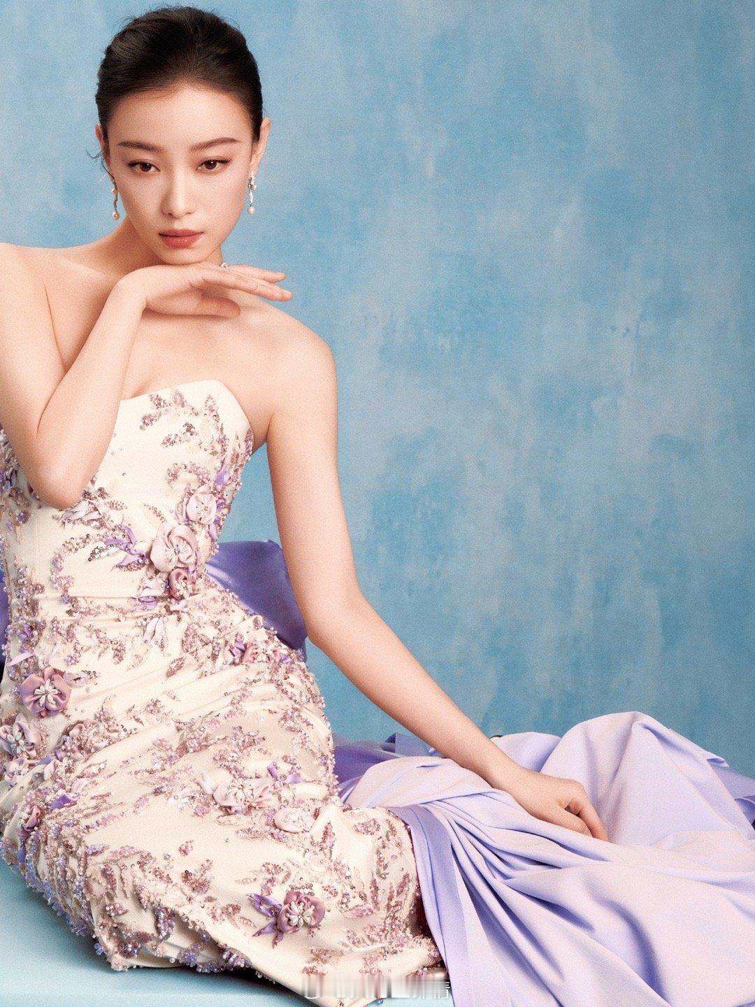 倪妮紫色花蔓裙一袭紫花蔓曳地长裙，将花海浪漫与高定精致揉合，刺绣珠钻相映成辉，岁