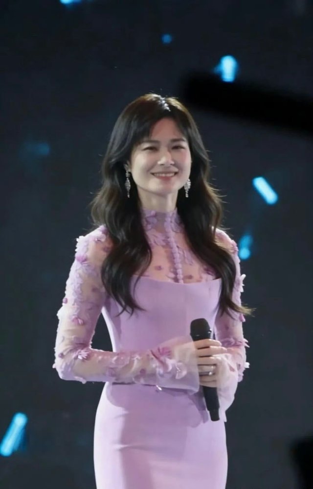 活久见啊，李宇春居然穿裙子了，还是这种颜色娇嫩的裙子！