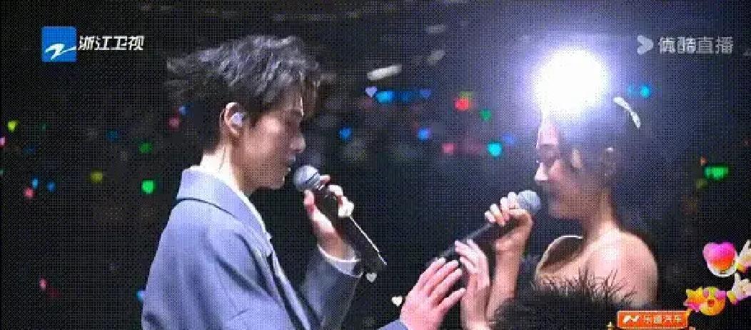 跨年那晚，关晓彤一句话让李昀锐脸红镜头扫过，他侧身贴耳，她笑着点头，观众席