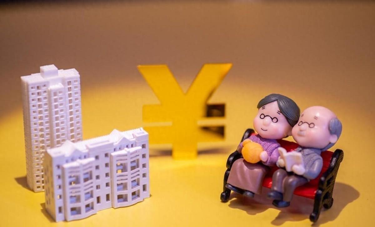 爸爸看动漫时手舞足蹈，睡觉时还在比划动作。客厅的沙发上，他盯着屏幕，脑袋跟着节