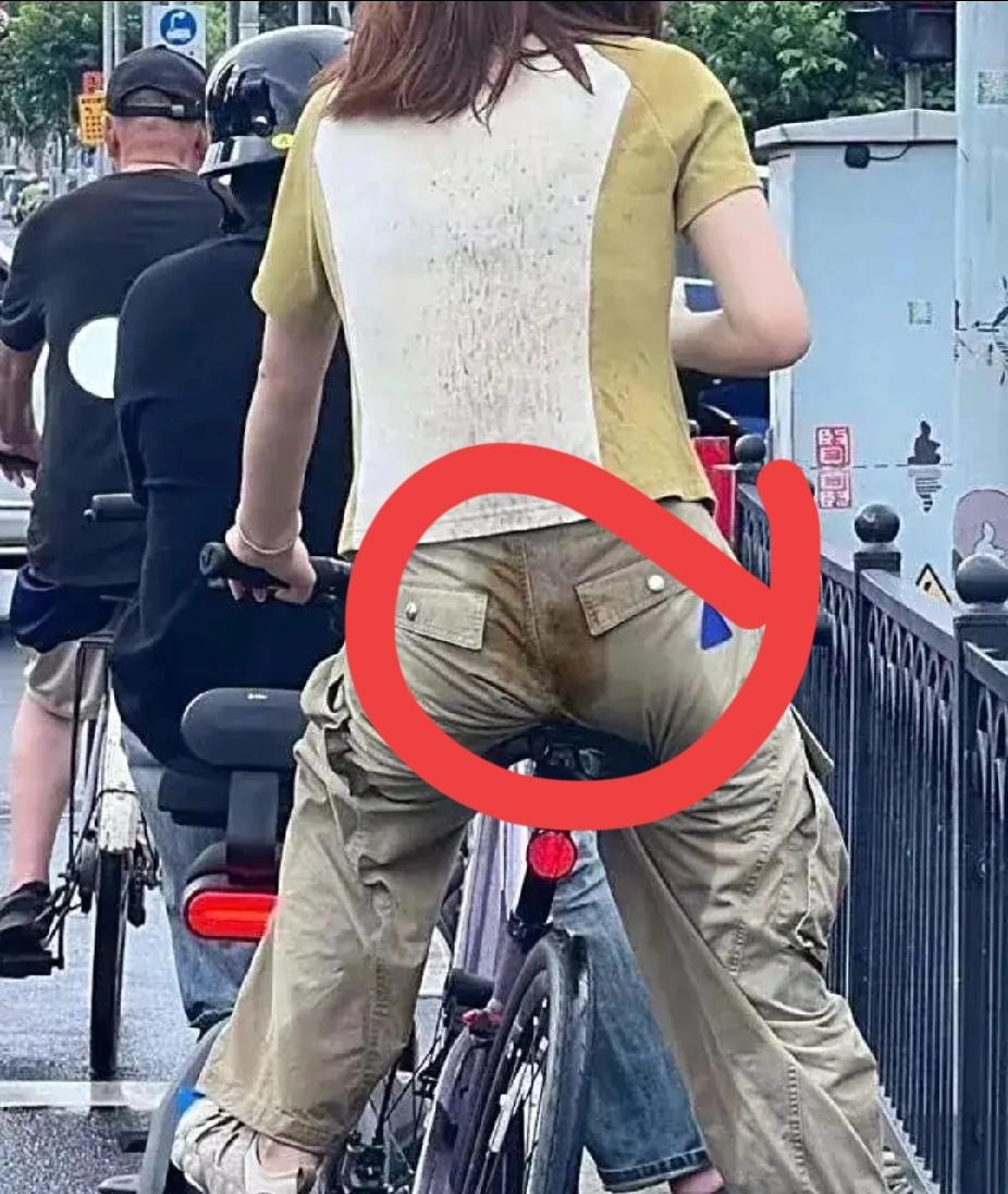 这个姑娘尴尬了。这次可真的是大姨来了，而不是妈妈的姐姐来了，可骑自行车的姑娘自