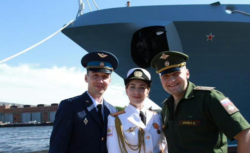 俄罗斯海军，已经退化为一支“黄水”海军。随着大型舰艇的退役，俄罗斯海军的规模