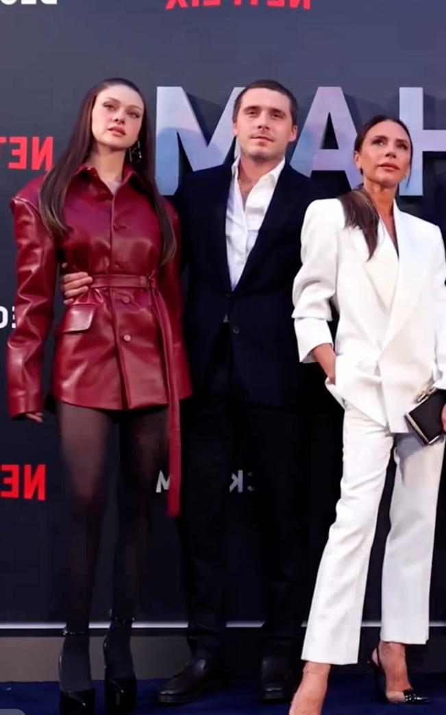 原来婆媳矛盾国外也有啊。贝嫂维多利亚和儿子以及儿媳同台，婆媳剑拔弩张的样子