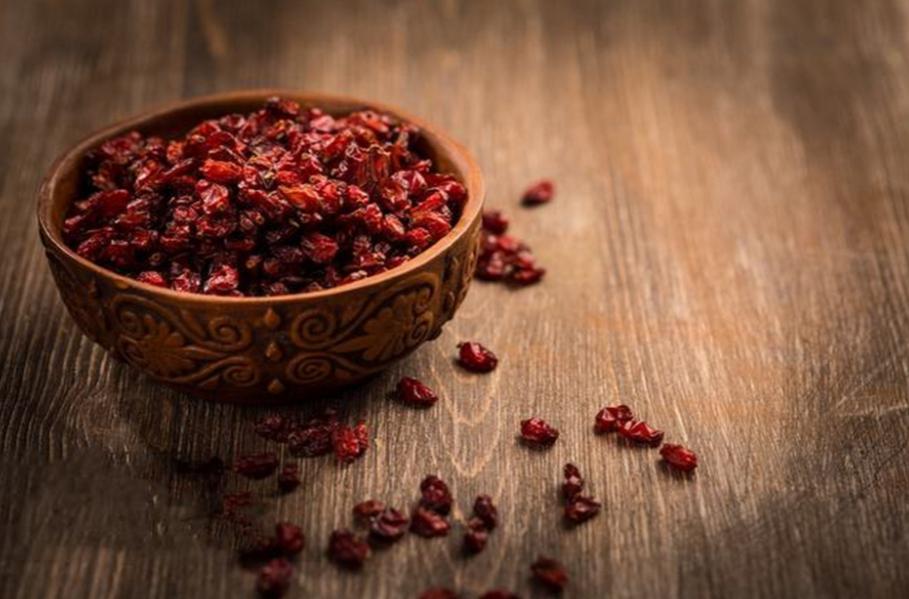 山茱萸的不同剂量分别有什么功能？一味药材，三种能量：常有人拿着保温杯来问我：“