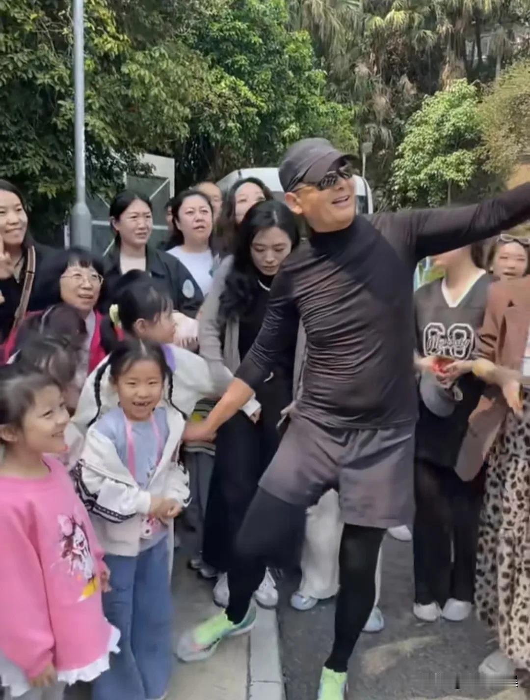 影帝周润发真的够自律啊，中秋节照样跑步锻炼身体，这份坚持力，真是少见。他在太平