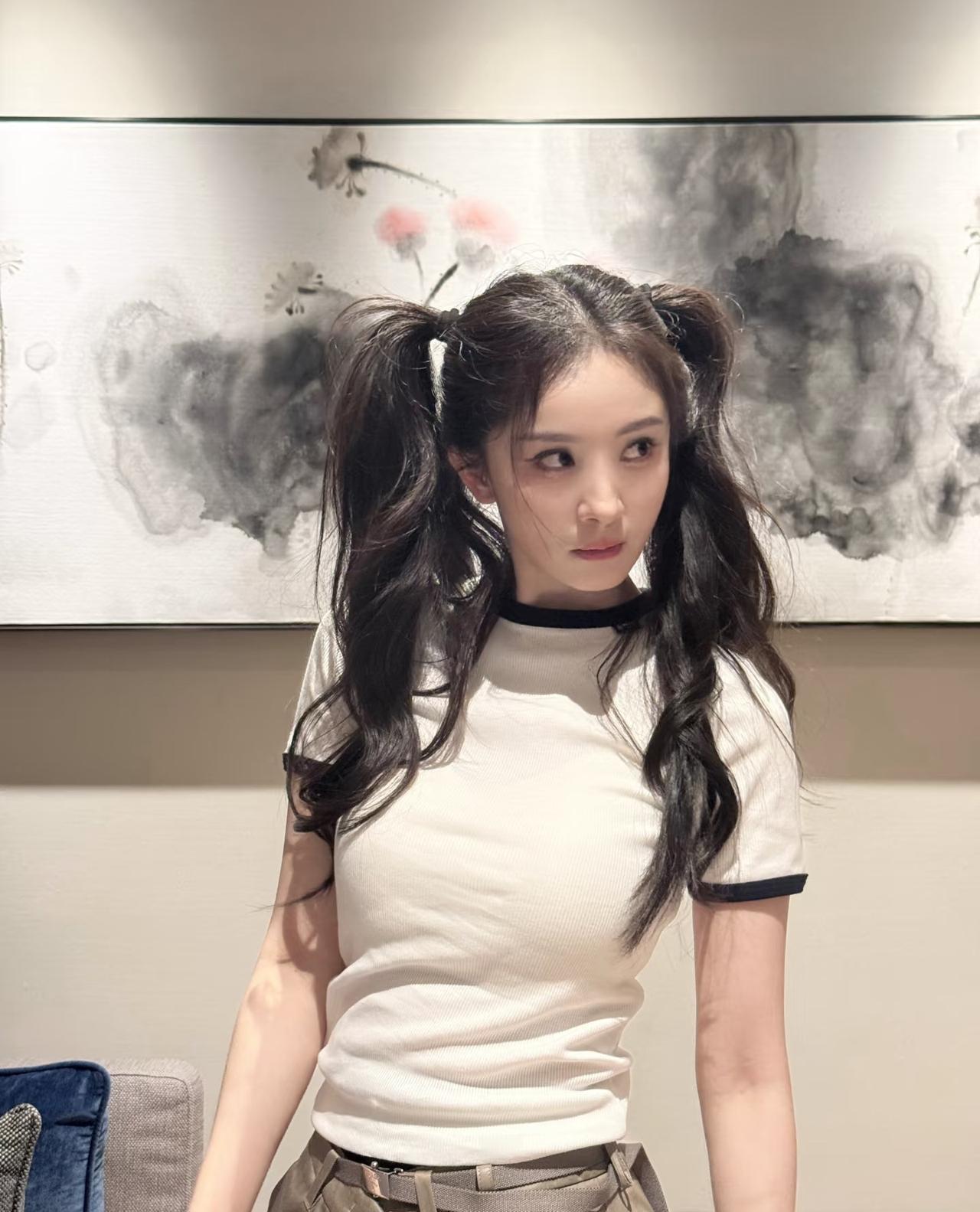 杨幂对于少女感装扮还是一如既往的执着！今天她的工作室发了一组图片，图片的文案旨