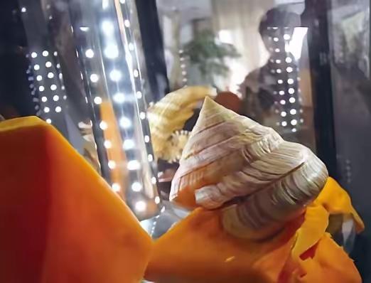 1965年9月，渔民张万全夫妇在东沙群岛海域捕鱼。晚上收完最后一张网时，张万全的