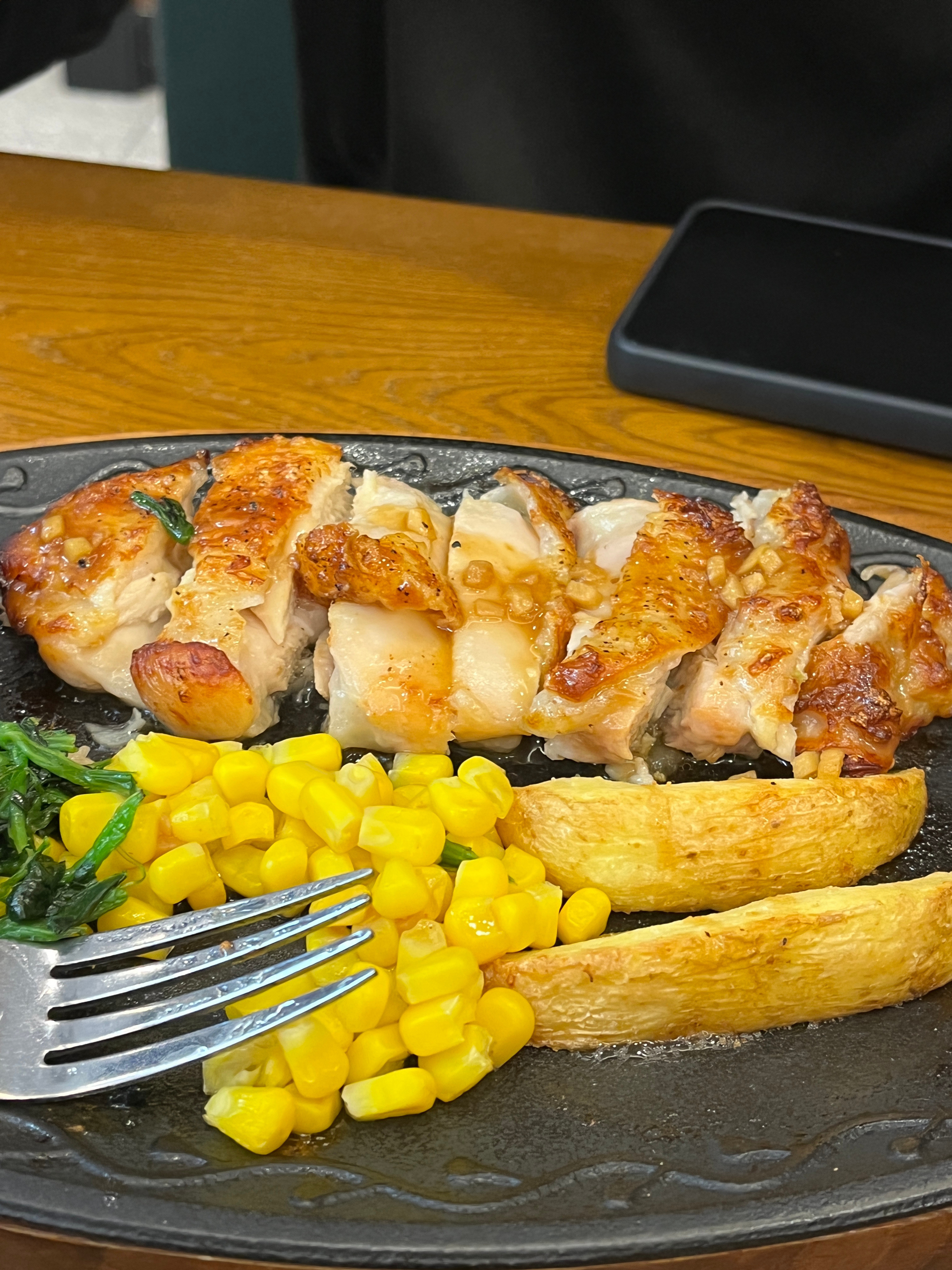 和朋友不知道吃什么就会去吃萨莉亚😂我们在逛上下九，她说口渴要去711买饮料，我