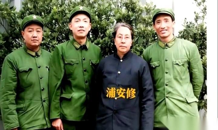 一张照片，什么都没说，又好像把一辈子都说完了。你看她站在这里，但她的魂儿，早就