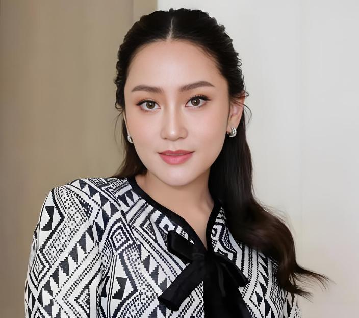 佩通坦最大的问题不是那一声叔叔，而是她向外国透露了本国的政治矛盾。此举说明，佩通