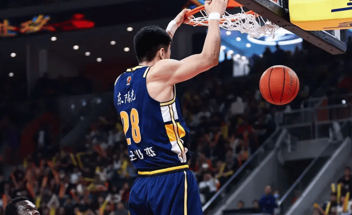 媒体人: 广东本场比赛打得非常强硬, 拿出了男人应有的气概