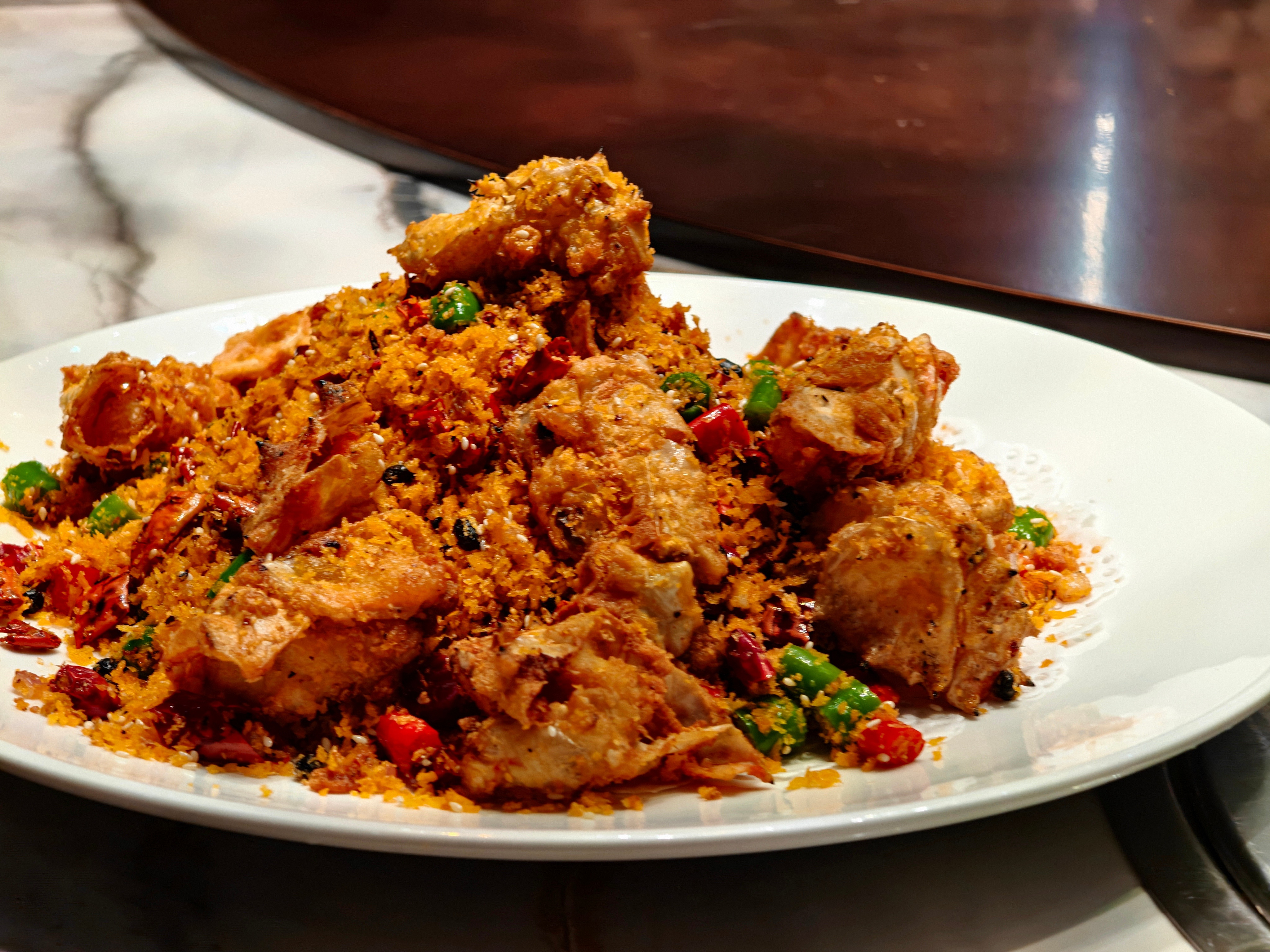 昨天在广州的晚宴相当丰盛，竟然吃帝王蟹吃饱了这你受的了吗？还有个茄子非常脆，整体