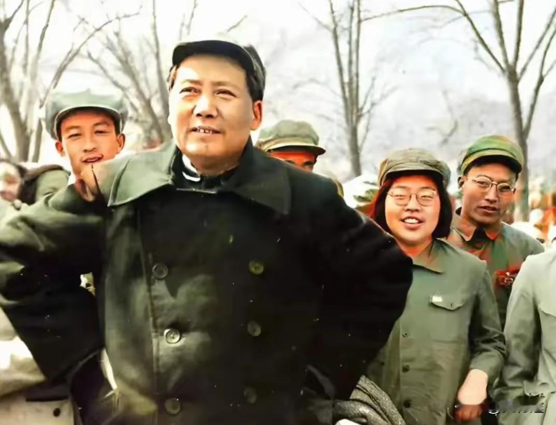 毛主席这气质，哪里一站，是任何演员塑不出来的。他那个笑，是让人记得住的那种