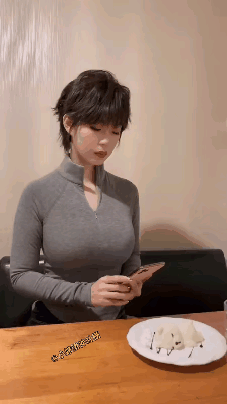 她假装生气的样子还蛮可爱的[大笑]