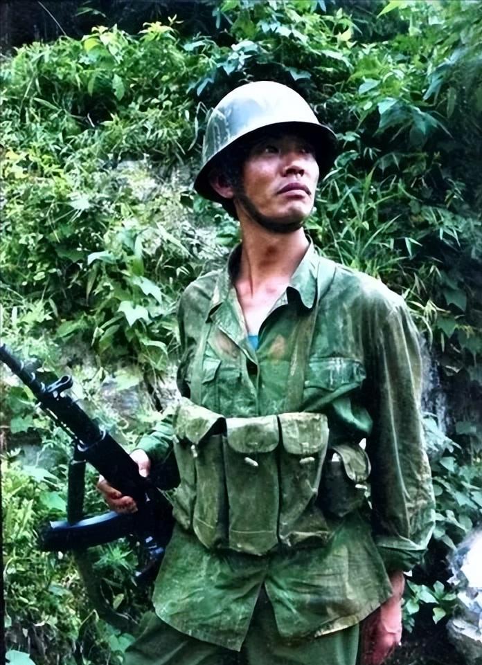 1984年，他一人与越军多人对决却毫不畏惧，打得敌人招架不住！这个浑身是血还死死