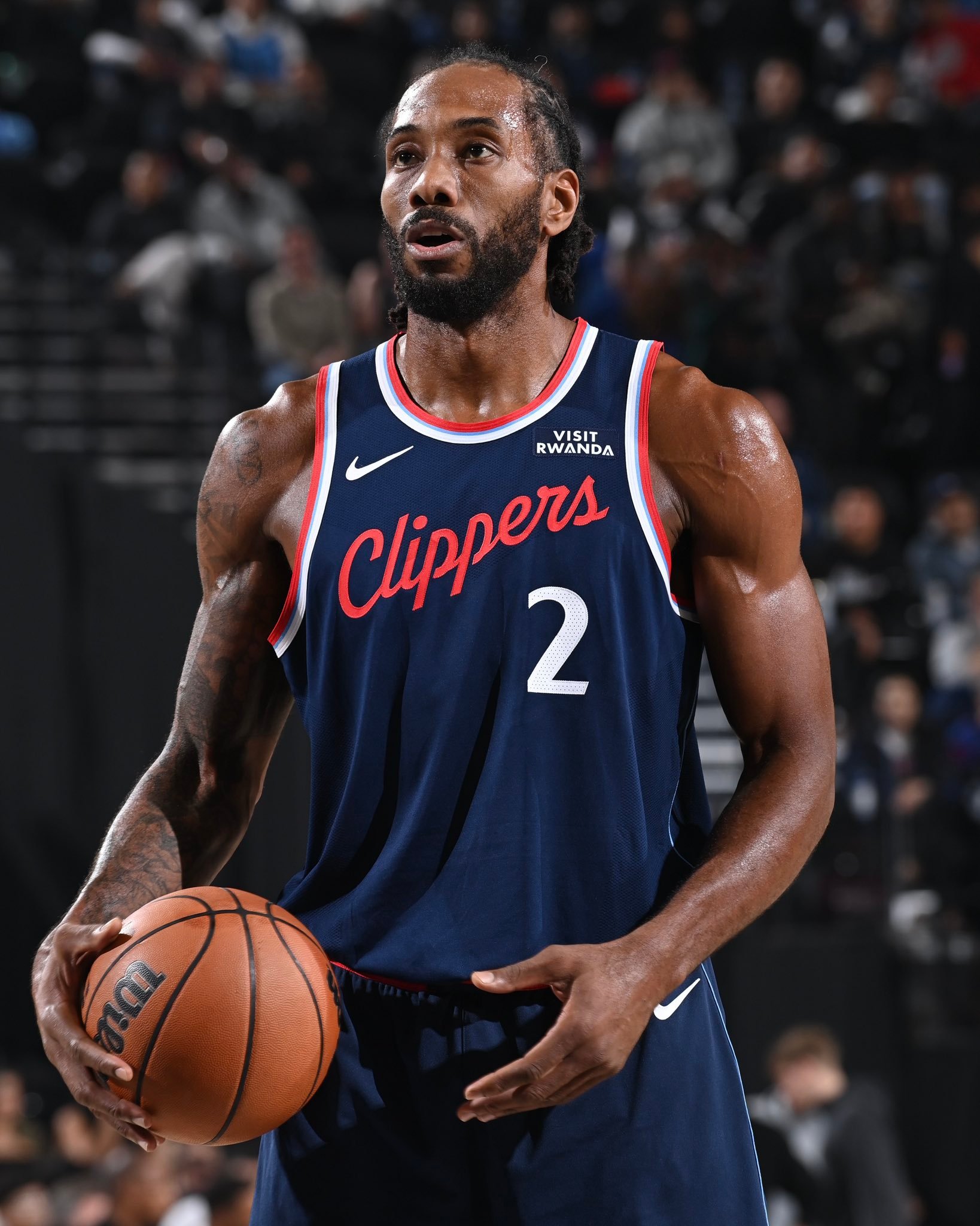 因膝盖受伤缺席过去三场比赛的伦纳德升级为出战成疑。上个月大胜湖人的比赛，伦纳德打