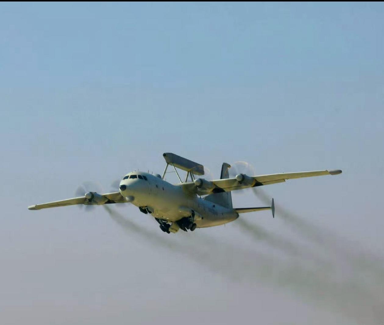 这是一架运九平台的高新特种机，刚刚从跑道滑行起飞，正在加大推力，努力爬升到安全的