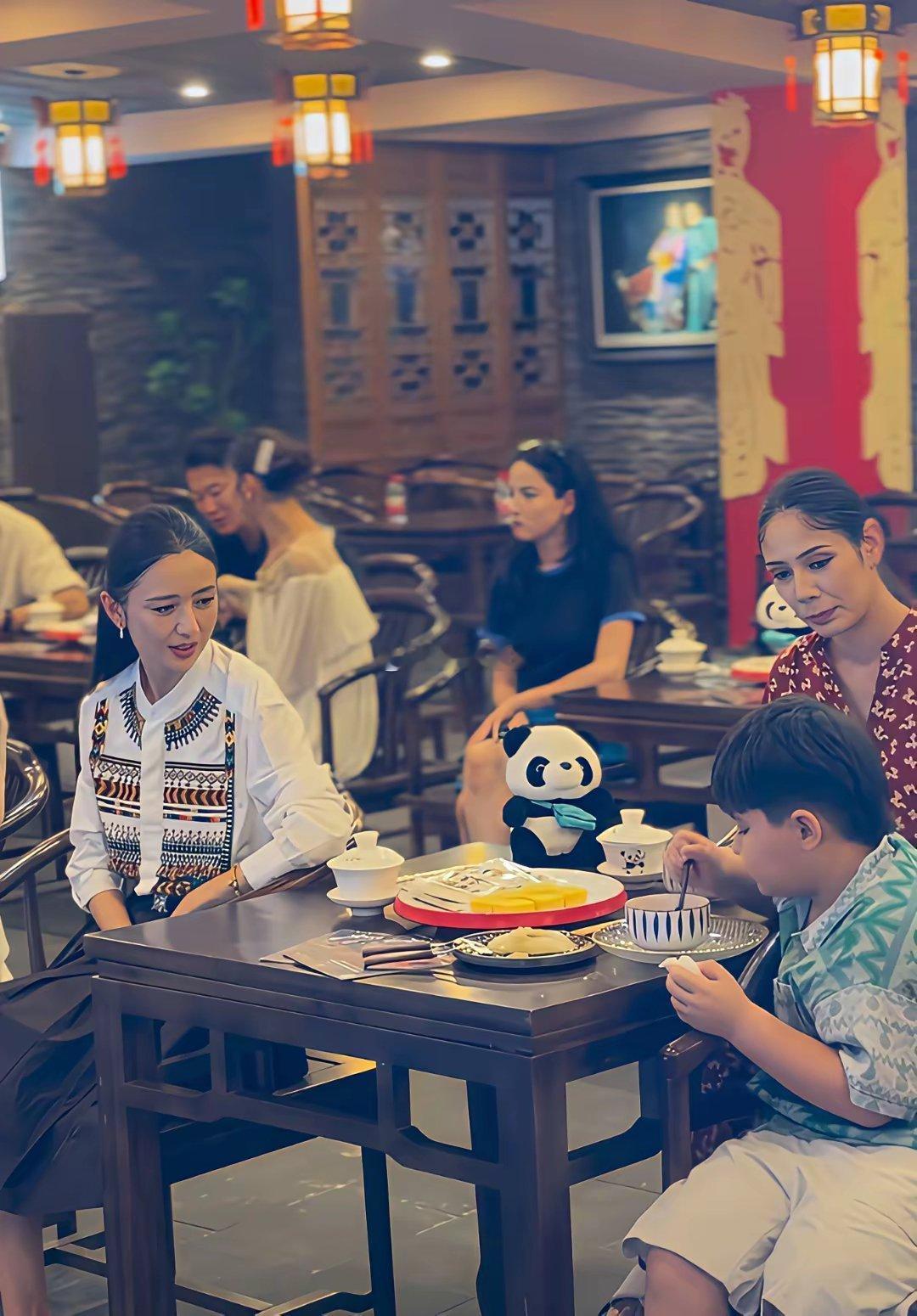 刚开始以为是她带儿子去四川了，没想到不是！但是你看看丫丫那个眼神，明显是当了妈妈
