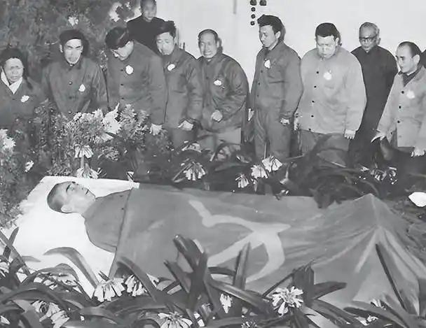 1976，中国人刻骨铭心的绝望之年！周总理走后十里长街哭声一片，朱德元帅临终不忘