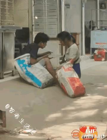 我想98%以上的男人，都乐意娶这样的女子为妻吧！视频里，小两口坐在马路边，忍受