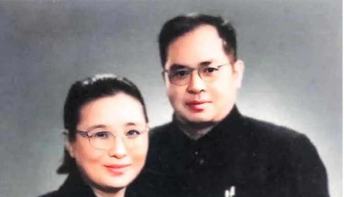不肯承认胡适是自己恩师的吴晗，当好友沈从文被安排在博物馆扫地时，又对沈从文握手的