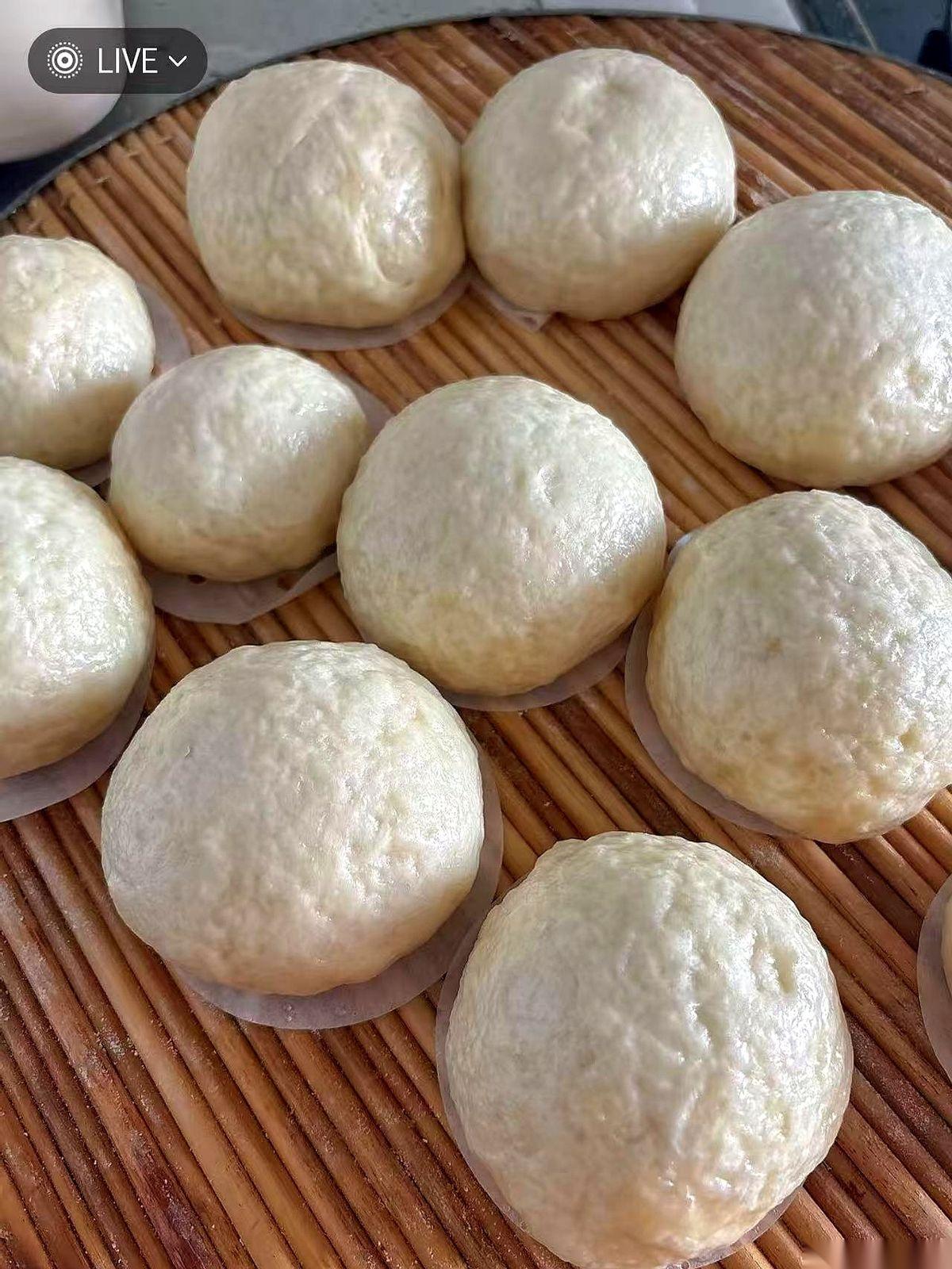 掀开锅盖的那一刻，我心都凉了。隔着玻璃盖看的时候，一个个还都是白白胖胖的小可爱