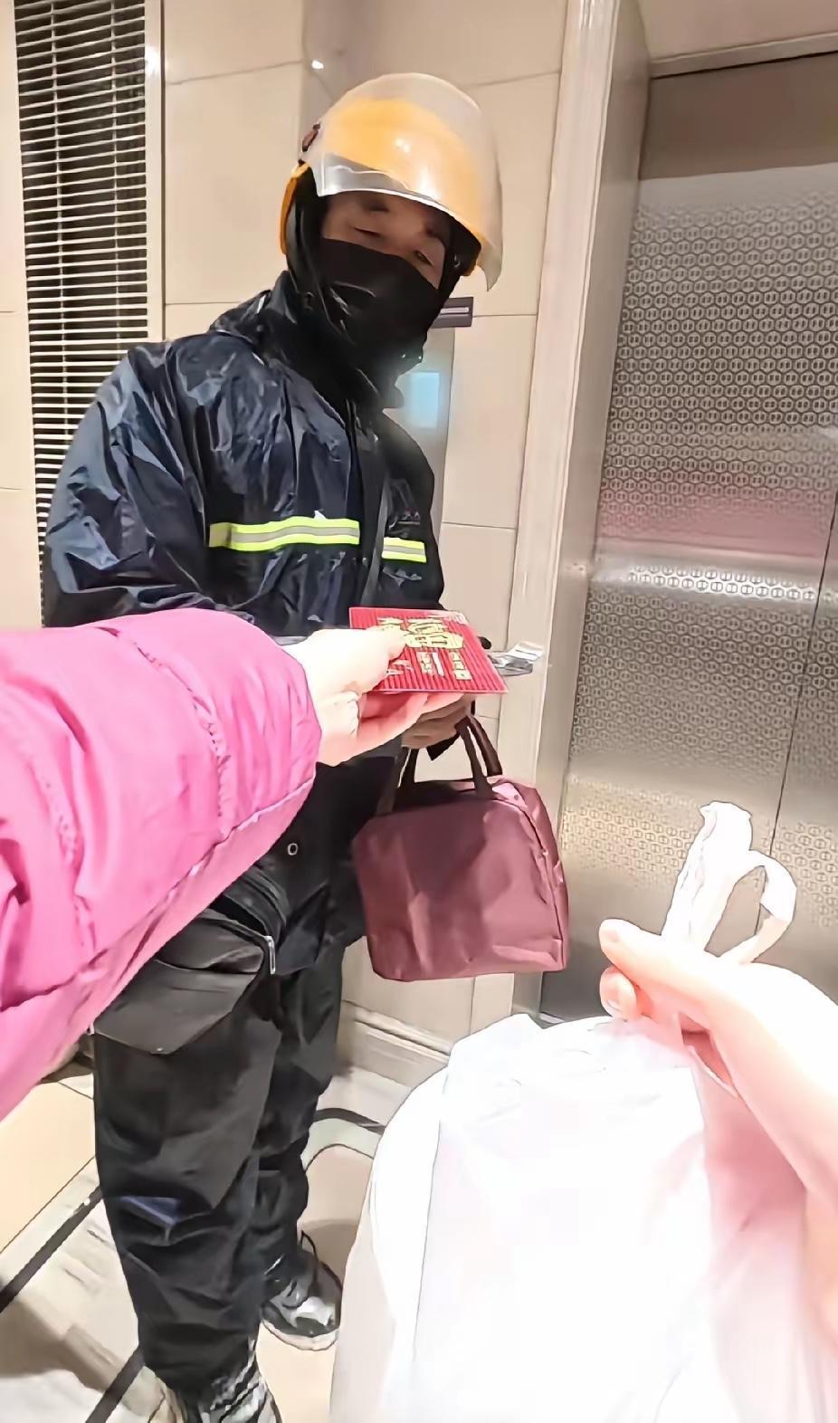 谁能想到，零下8度的雪夜，一杯姜茶能让硬汉外卖小哥当场破防？郑州那场大雪来得