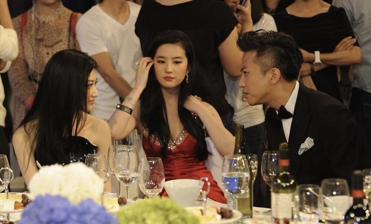 2012年，在芭莎慈善夜上，刘亦菲、景甜、黄晓明、邓超、佟大为同席而坐的画面。