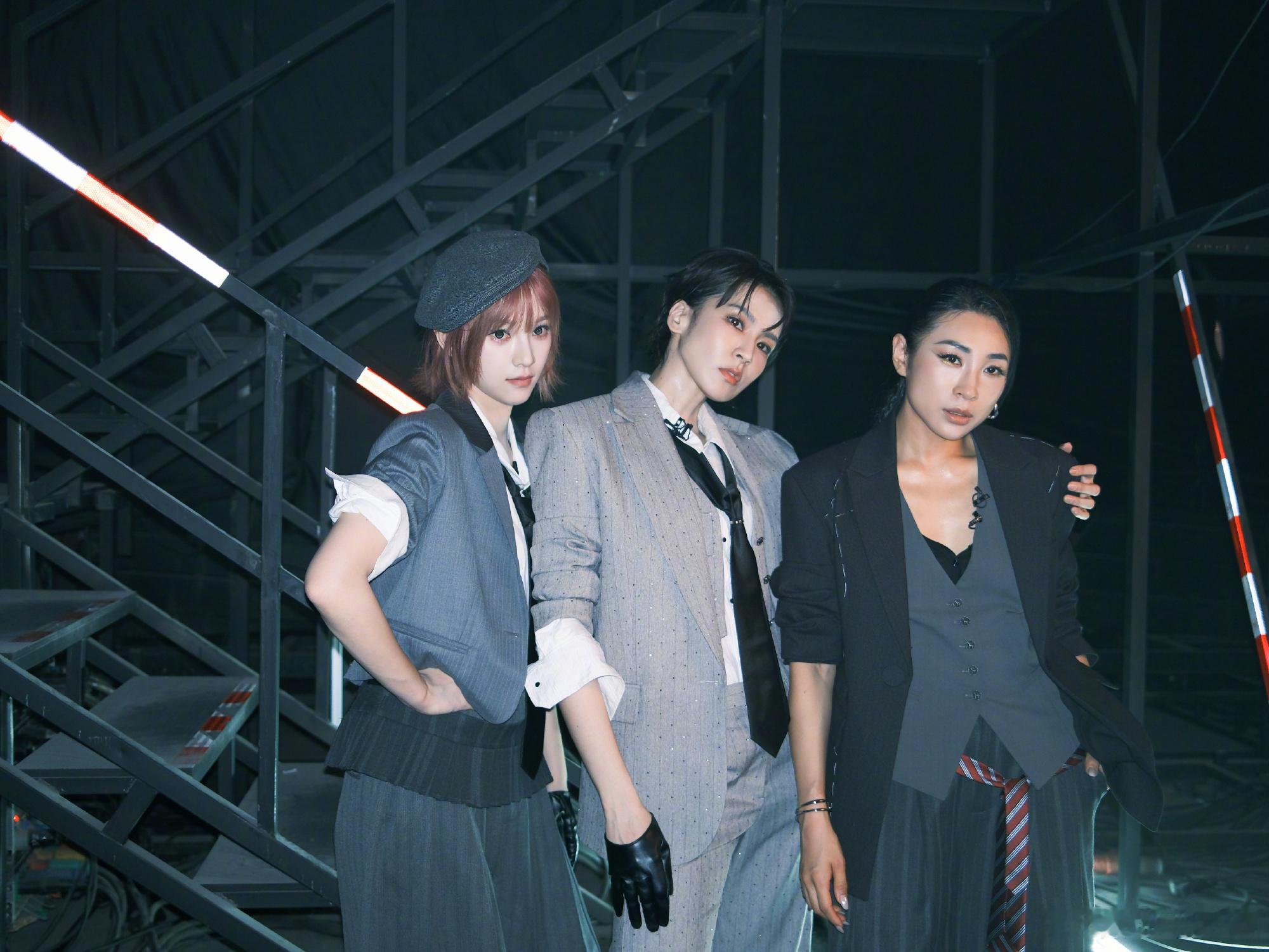 黄灿灿一公造型报童帽一戴，黄灿灿的少女感直接拉满。谁能想到这是要上台炸场的姐姐