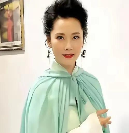 1983年，20岁的何赛飞去老师家吃饺子，看到相片中老师的4个儿子，突然感觉会嫁
