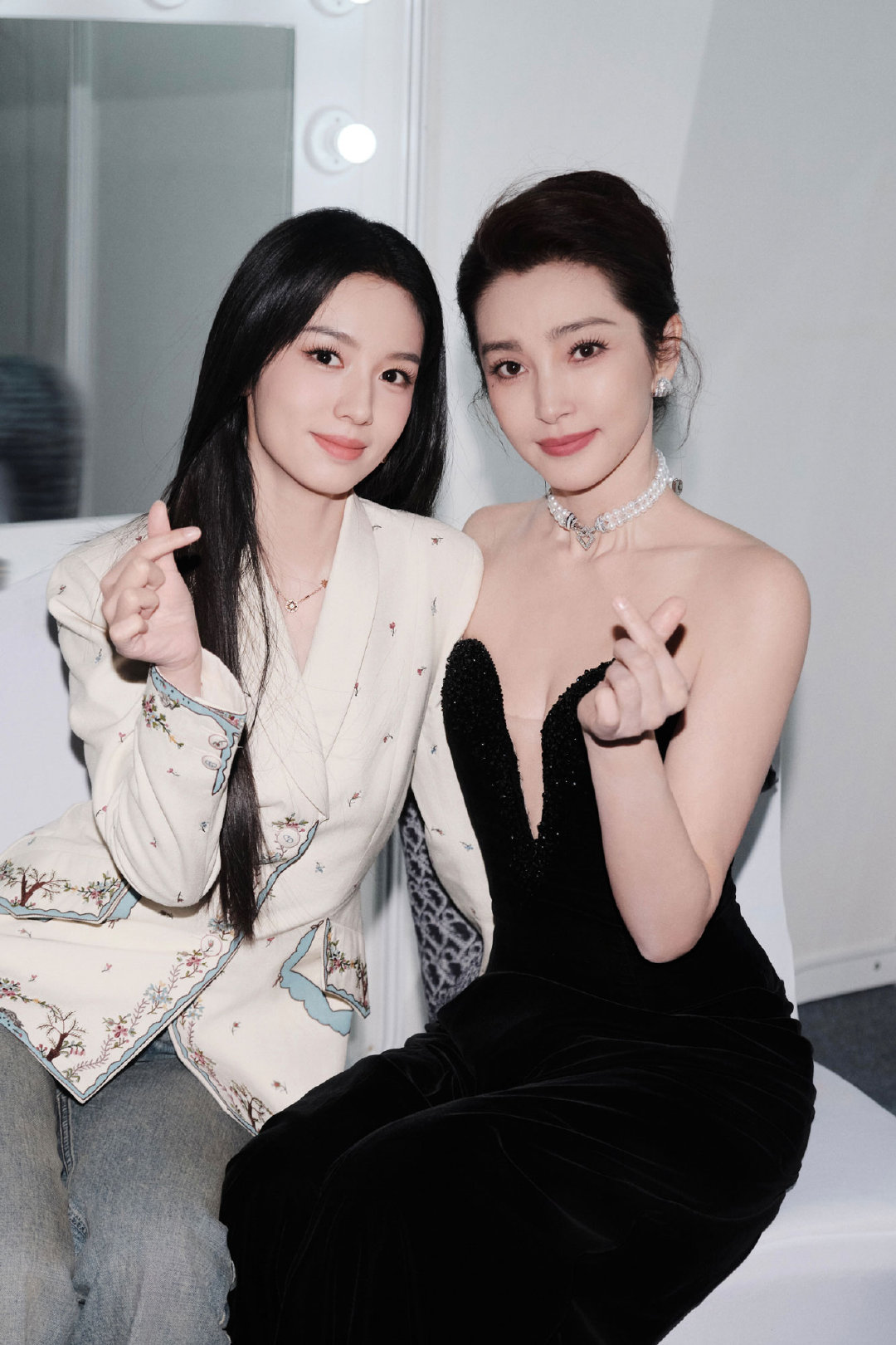 这是什么神仙同框名场面！岁月似乎格外偏爱，一位优雅大气，一位灵动青春。近距离镜头