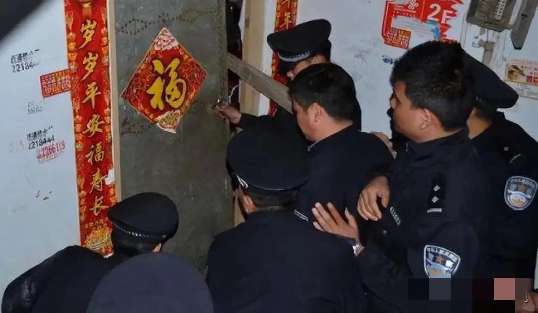 1998年凌晨，面对警察强行闯入，陆远明对妻儿说：“我们自卫”！于是，儿媳扔砖头
