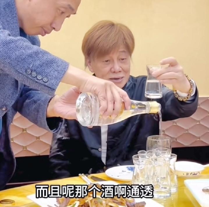 梁小龙爱抽烟，偶尔也喝白酒，网传视频里，经常被拍到抽着烟，看夹烟、吸烟姿势，也是