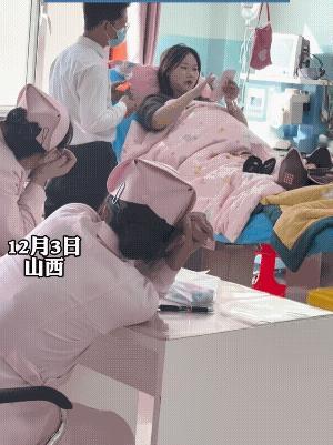 要强的准妈妈。打了无痛药后，产妇还淡定的给自己化妆打扮。丈夫戴口罩，可能是要