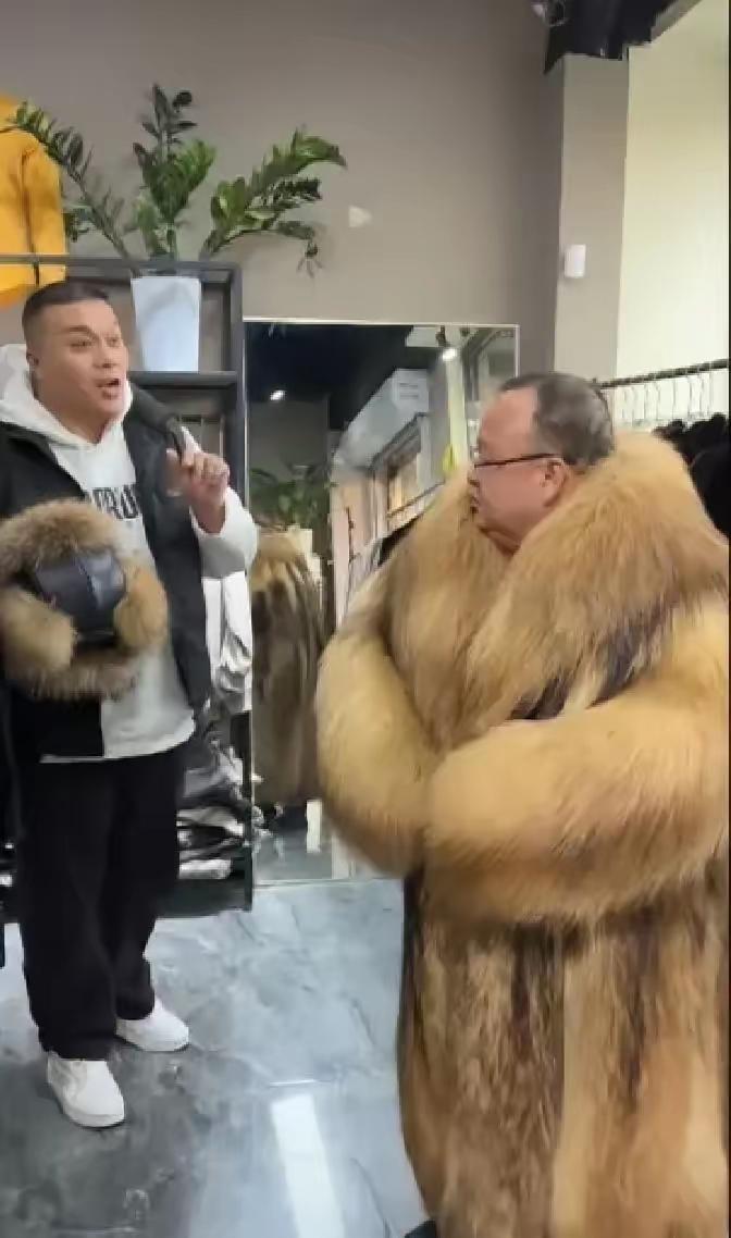 嘴甜堪比“刷卡机”！山东大哥试穿皮草，被老板捧成“真老板”后秒下单，还把帽子一并