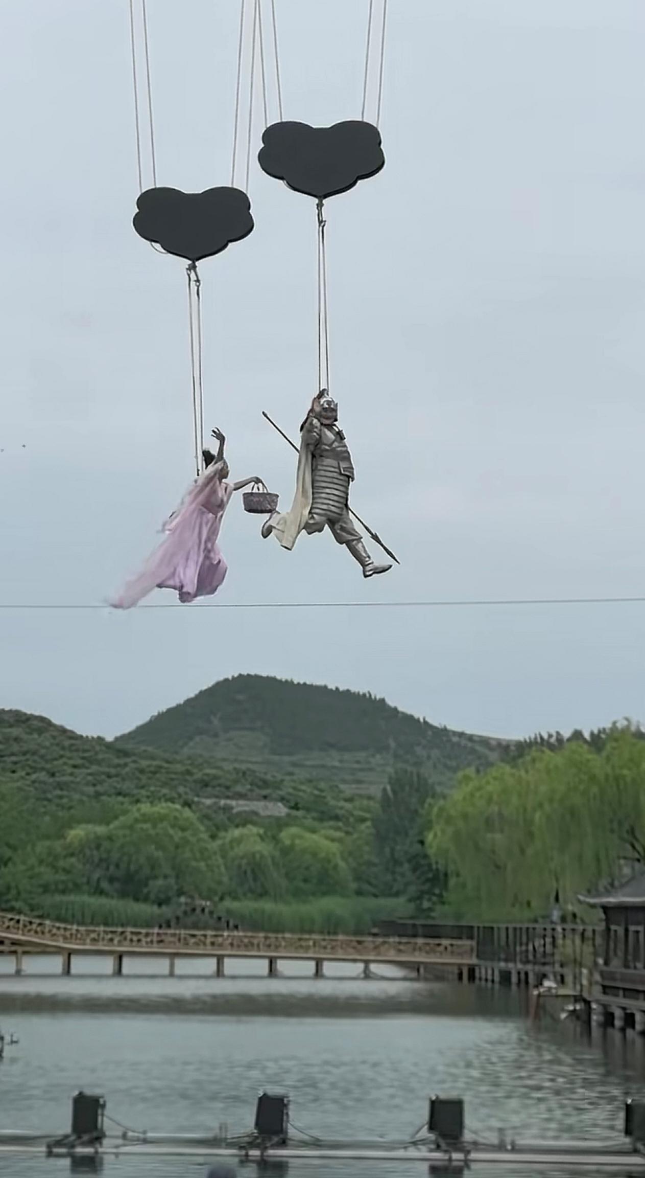 我滴个老先生啊！大衣哥朱之文直接化身南天门大将军腾空出场，画面笑到我停不下来！