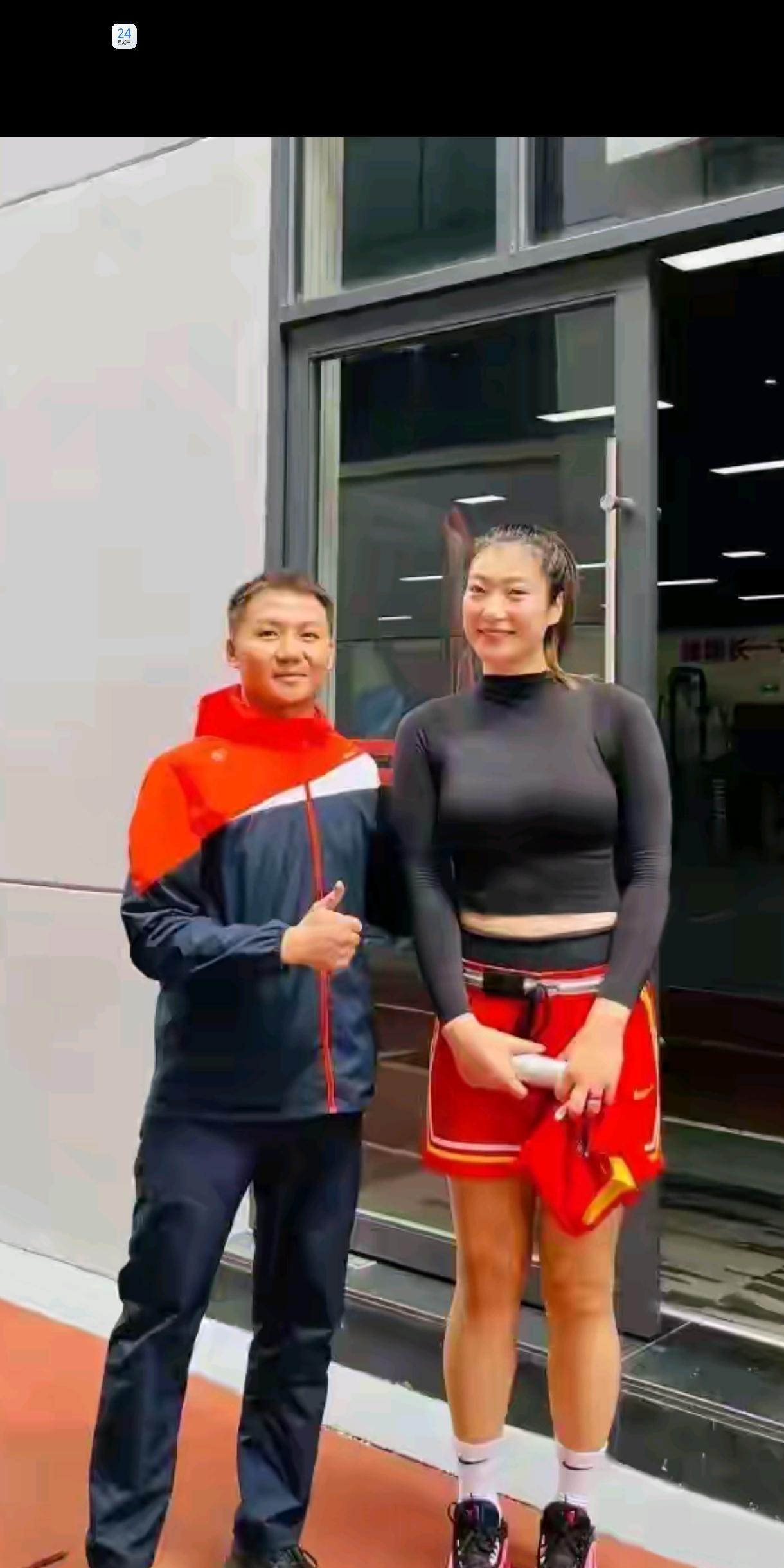 怪不得把李梦叫做“詹姆斯.梦”呢，你看看她这身材，和她合影的男粉丝目测也有1.8