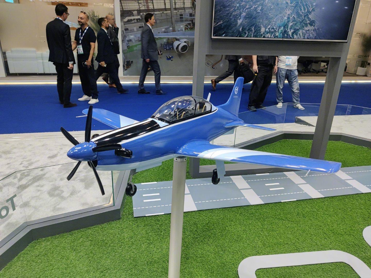 这次航空工业在迪拜展出新涡桨教练机，说明该型机已经提上议事日程了。目前，我做现有