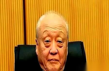 见过给海里的石头穿衣服的吗？日本给太平洋上两块加起来不到10平米、还没两张双人