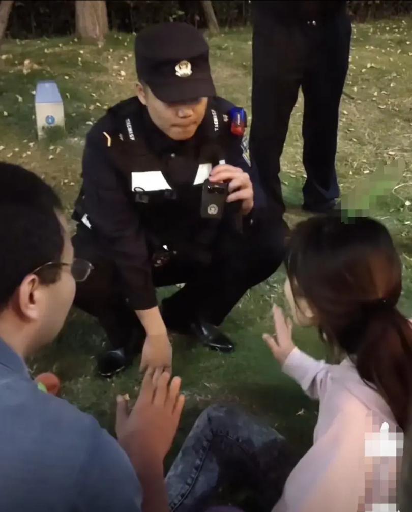 面对小仙女的撒泼，民警陷入了深深的沉思！一女子踩踏草地，没走稳踩空歪了下脚，然