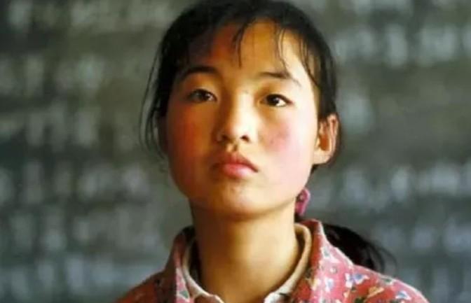 1999年，张艺谋捧红了农村女孩魏敏芝。之后，魏敏芝想当明星，张艺谋却道：“你长